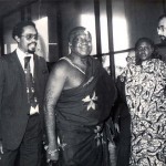 Com o rei dos Ashantis de Gana, <br/>Otumfuo Nana Opoku Ware II, a rainha Victoria  e o embaixador Vishnu Wassiamal