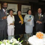 Com a Cônsul-Geral, embaixadora Graça Carrion, que oficializou o casamento, e os padrinhos