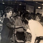 cumprimentando a escritora<br/> Dinah Silveira de Queiroz